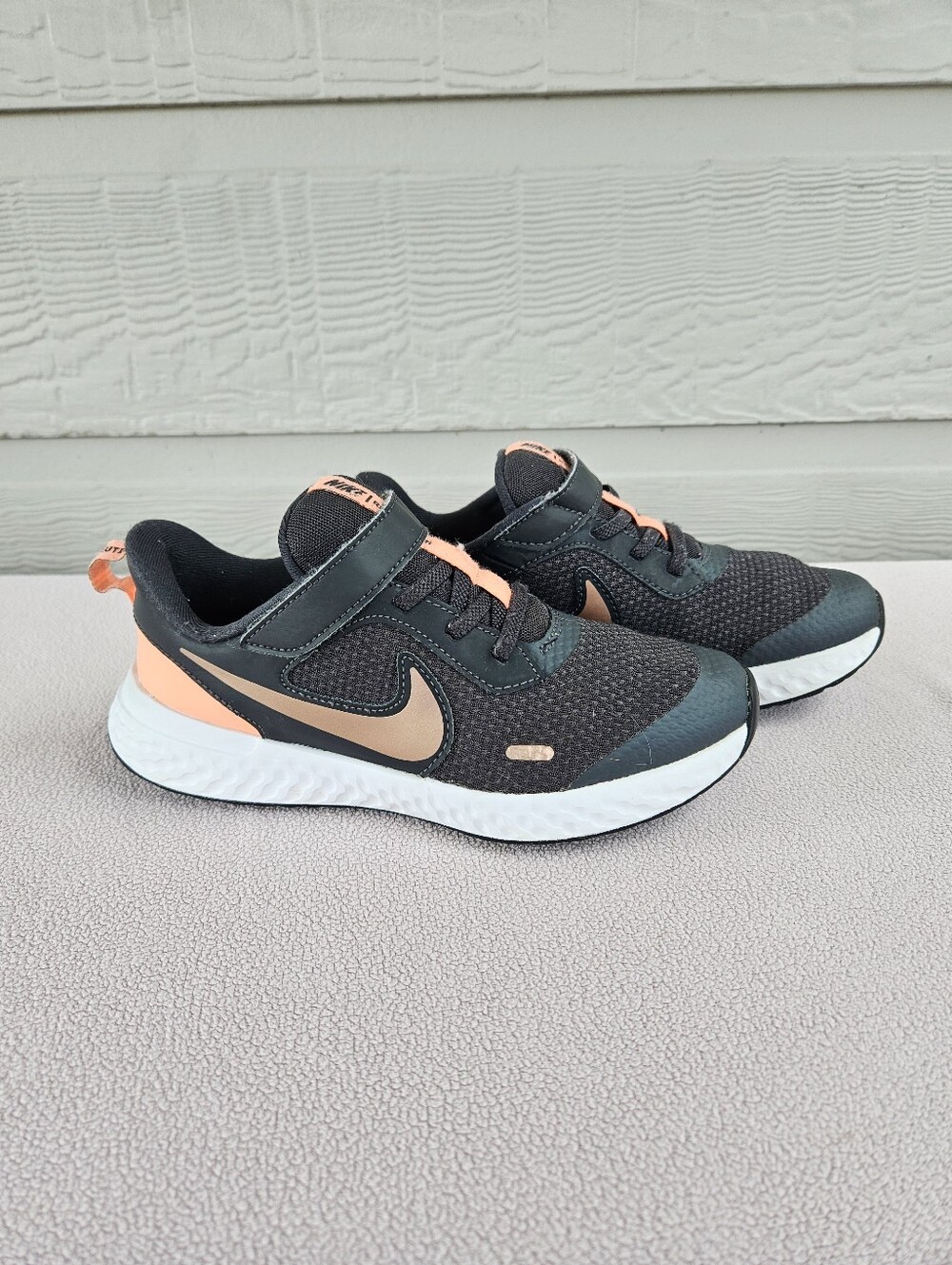 Nike Revolution 5 Hook & Loop Low Top Sneaker SZ 2Y Black Atomic Pink BQ5672-012